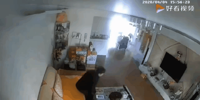 盾王充電樁：電動車電池突然爆炸，室內(nèi)電動車充電風(fēng)險大！