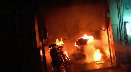 山西一住宅樓電動車起火，濃煙大火封死樓道口...電動車充電隱患重重